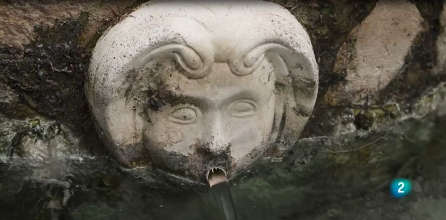 La Font de la Puda o Pudenta de Banyoles amb la seva característica cara que raja les aigües sulfuroses per la boca