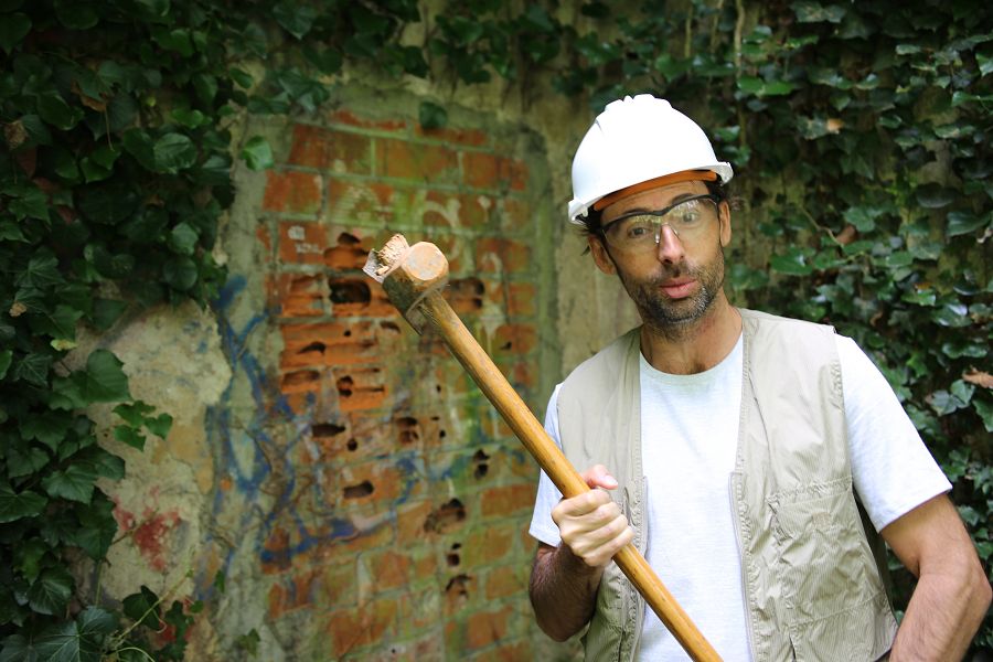 Bruno Oro no es pot estar d'agafar el mall i rebentar la paret tancada de fa dècades per accedir a l'antic balneari