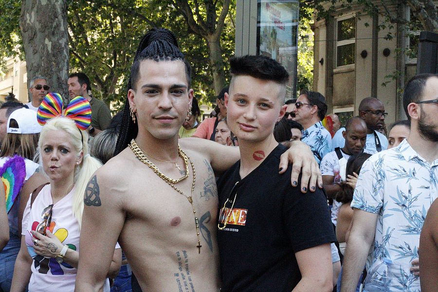 Geray (dch.) y su amigo David en la marcha del Orgullo 2022