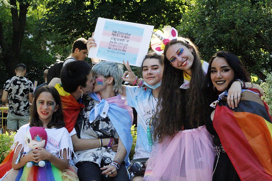 Tyler (centro izq.), su novia y sus amigos antes de la manifestación del Orgullo 2022