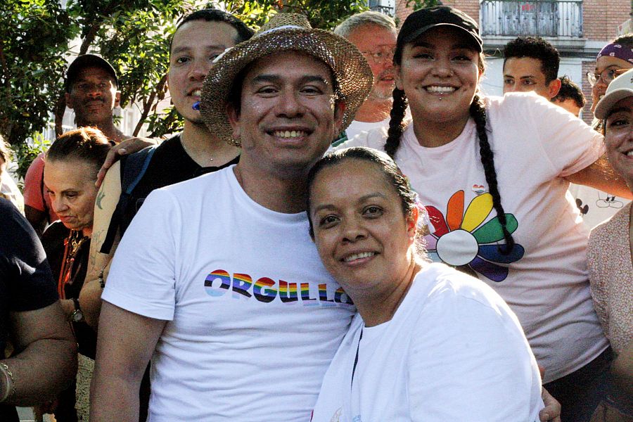 Marcos va todos los años con su familia al Orgullo