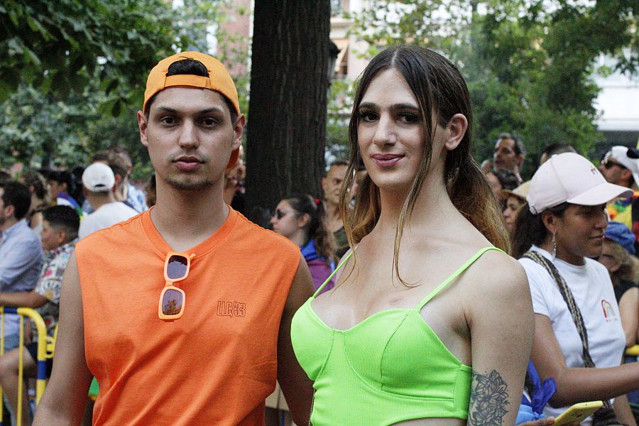 Ángel y Catalina posan durante la manifestación del Orgullo 2022