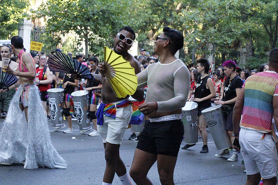 Manifestantes marchan durante el Orgullo 2022