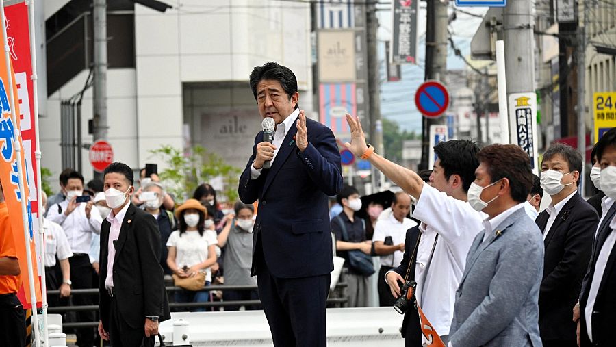 Una imagen de Shinzo Abe minutos antes de ser atacado.