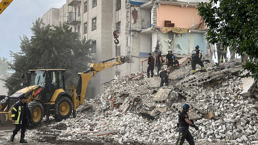 Los equipos de rescate trabajan entre los escombros de un edificio parcialmente destruido tras un bombardeo, en Chasiv Yar, este de Ucrania.