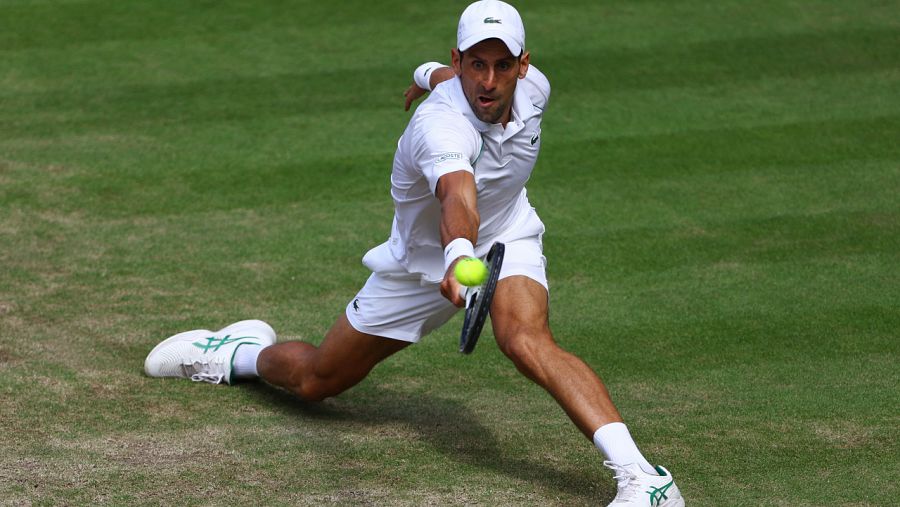 Imagen: Djokovic se estira para alcanzar una bola