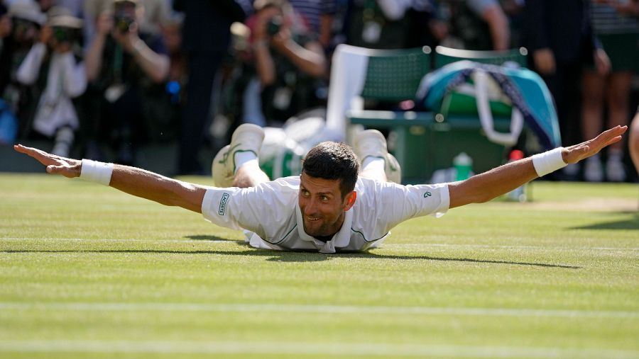 Imagen: Djokovic celebra la victoria en la final de Wimbledon
