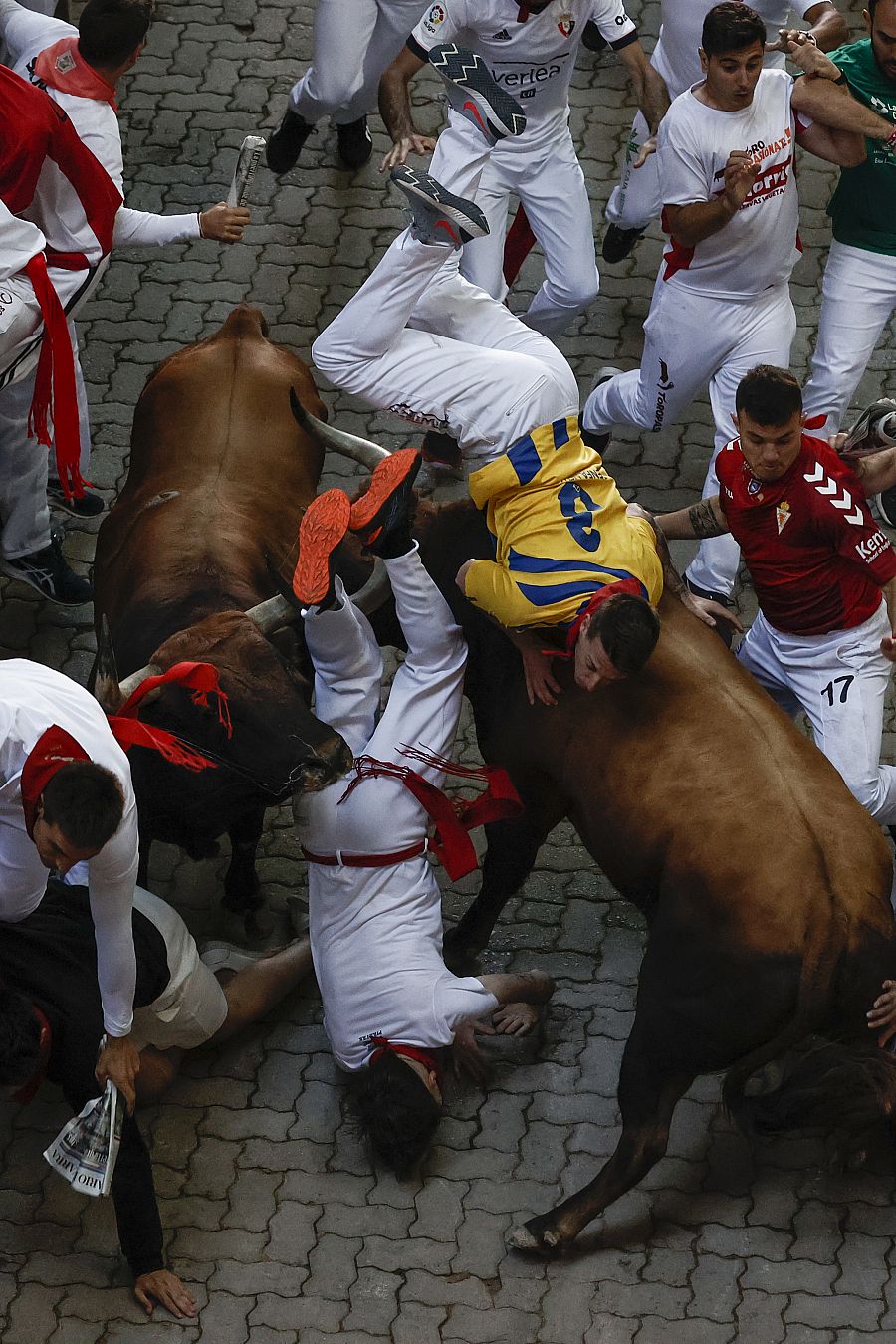 Un toro de la ganadería gaditana de Cebada Gago coge a un mozo a su llegada al callejón.