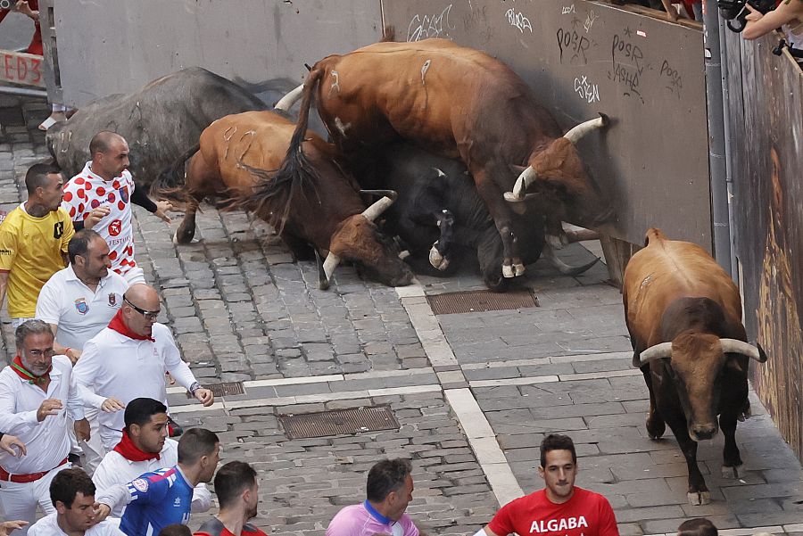 En la curva de Mercaderes-Estafeta, la manada se ha amontonado contra el vallado.