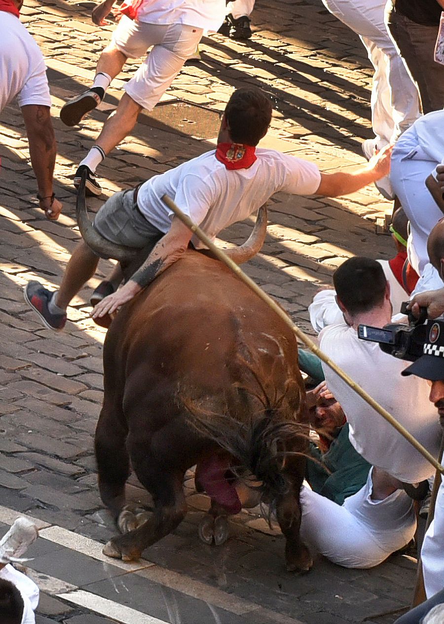 Un toro arrolla a dos mozos a su paso por el tramo del Ayuntamiento.