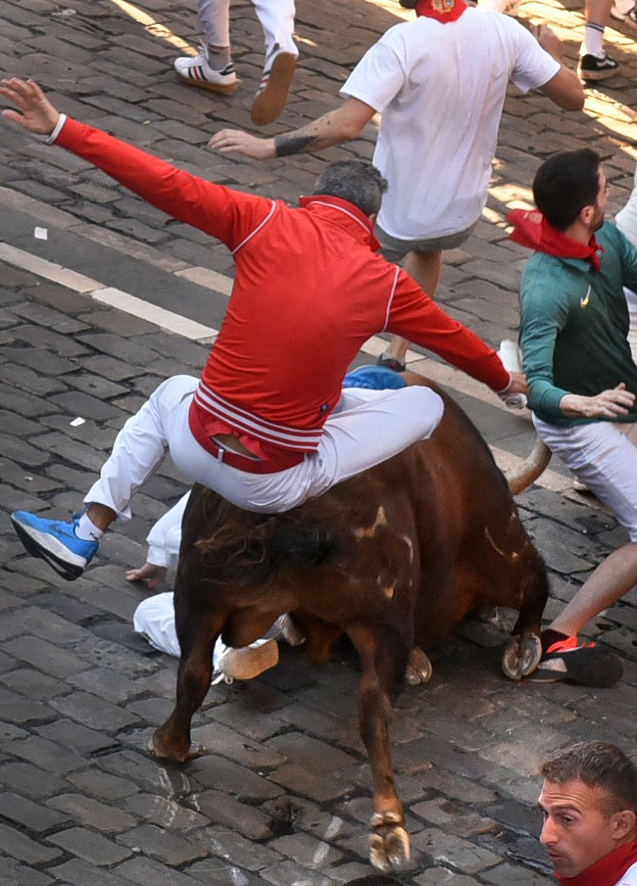 Tras una explosiva subida por la Cuesta de Santo Domingo, los toros han embestido al llegar al tramo del Ayuntamiento.