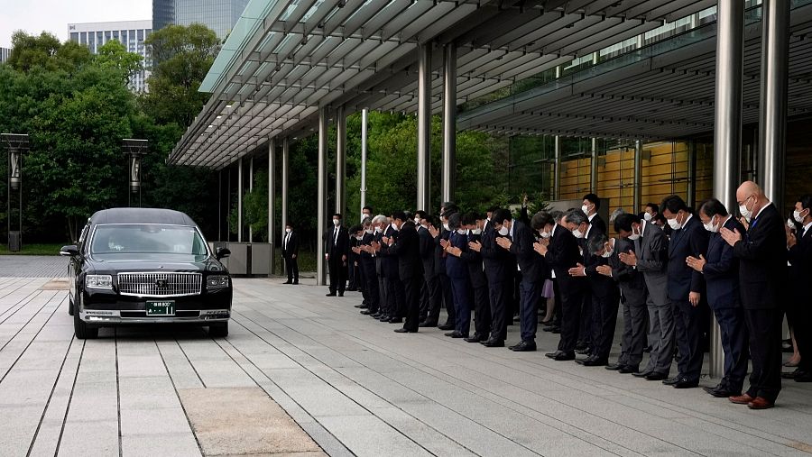 El coche fúnebre que transporta el cuerpo del ex primer ministro Shinzo Abe visita la Oficina del Primer Ministro