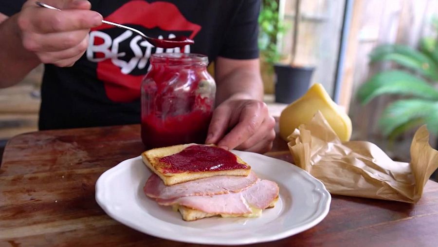 Paso 2 de la receta de sándwich trikini con remolacha y membrillo al estilo Gipsy Chef