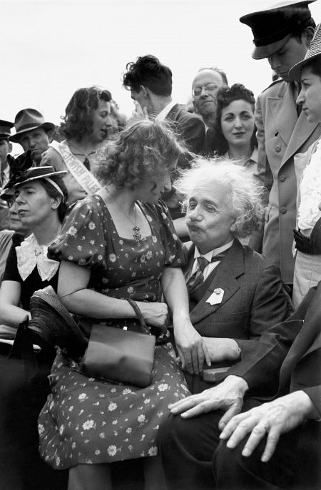 Albert Einstein con su hija en su regazo en Queens, Nueva York