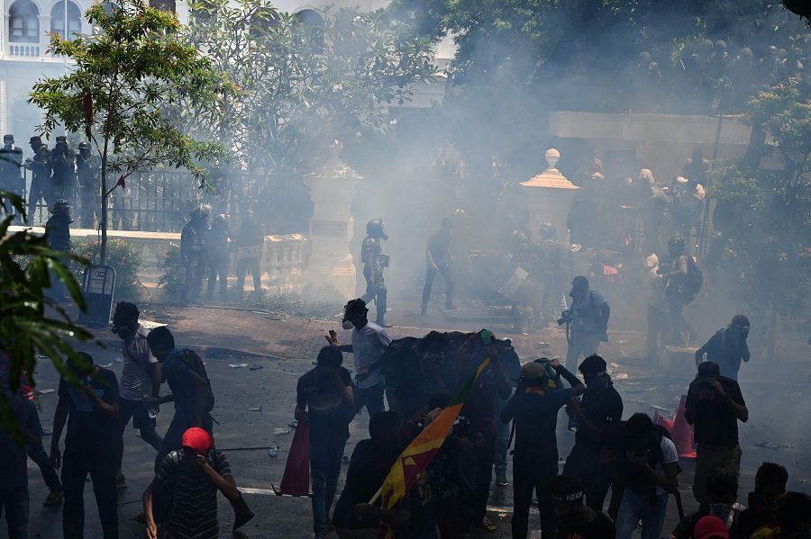 Los cuerpos de seguridad intentan dispersar a los manifestantes en Sri Lanka con gases lacrimógenos