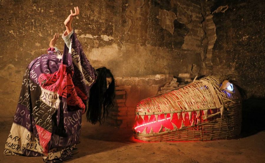 Obra de Naomi Rincón Gallardo dentro de la exposición colectiva 'Hasta que los cantos broten' del Pabellón de México