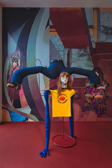 Invitation of the Soft Machine and Her Angry Body Parts, de Jakob Lena Knebl y  Ashley Hans Scheirl, en el Pabellón de Austria