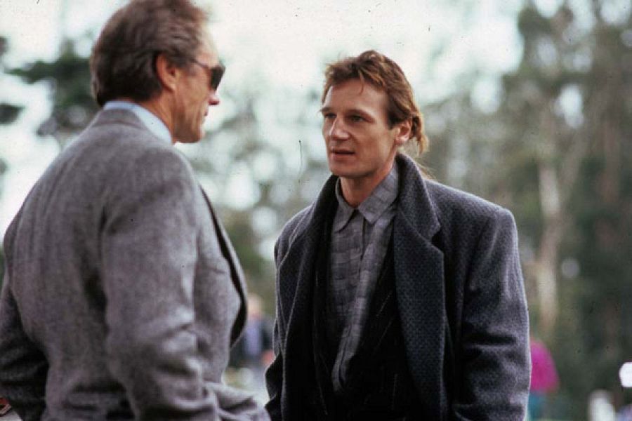 Clint Eastwood y Liam Neeson en 'La lista negra' (1988)