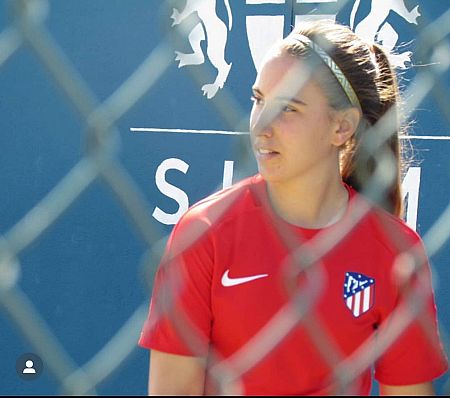 Sara, fan del Atlético, en un momento del encuentro