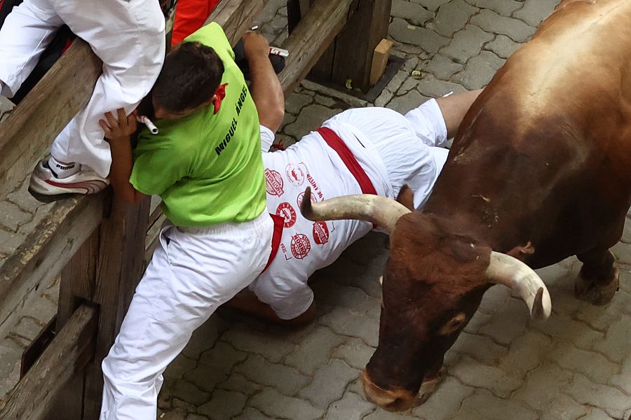  Los mozo en el tramo final de entrada a la Plaza de Toros de Pamplona.