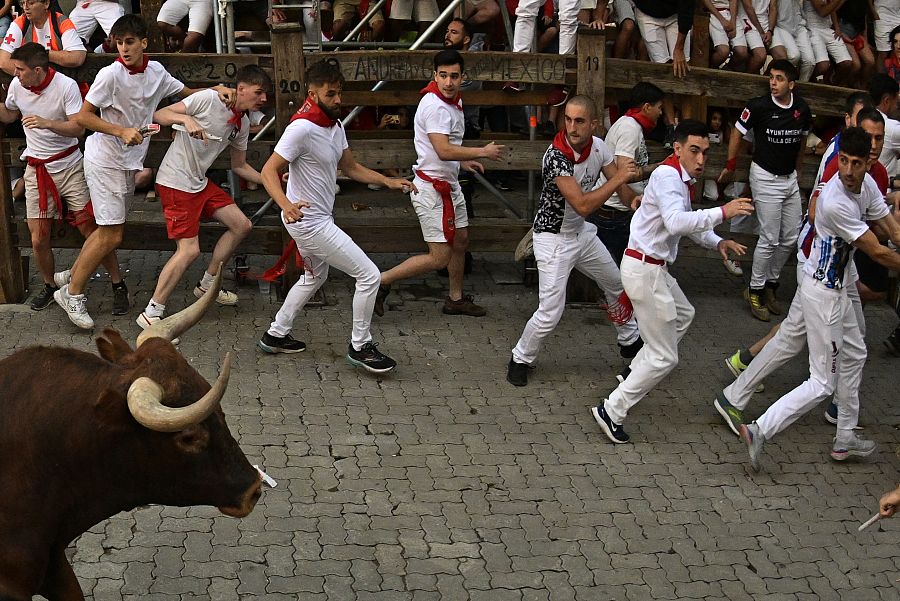 La manada ha llegado a la plaza partida en dos grupos.