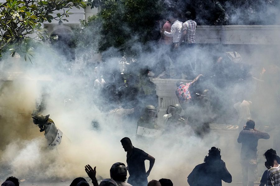 Los cuerpos de seguridad intentan dispersar a los manifestantes en Sri Lanka