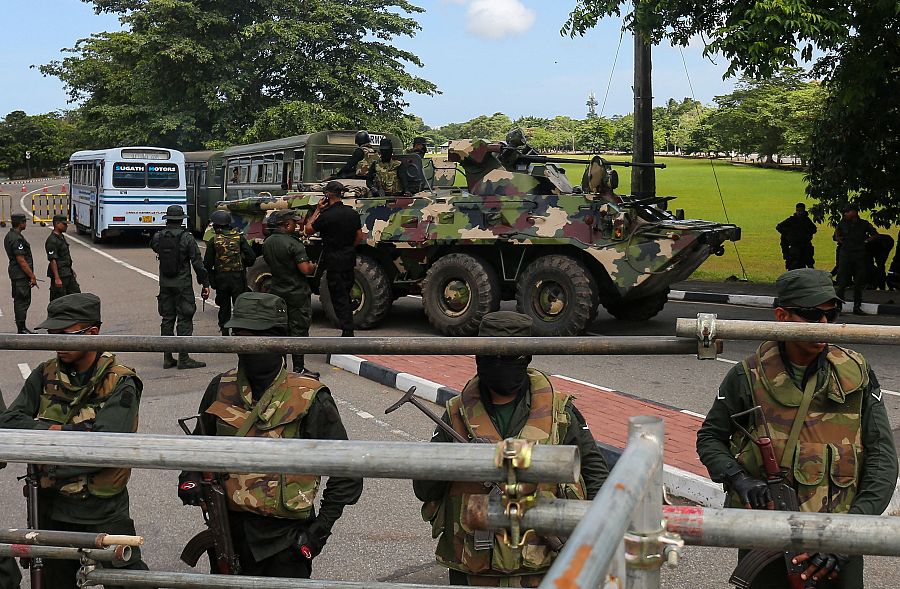 Soldados del ejército de Sri Lanka montan guardia tras la prórroga del toque de queda en Colombo.