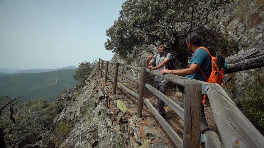 Juanjo Pardo y el guía David Matas en un punto de la ruta de Alfonso XIII