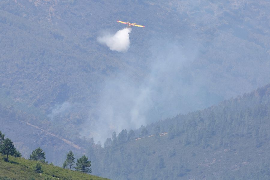 Un hidroavión vierte agua sobre el incendio forestal declarado en Monsagro, Salamanca