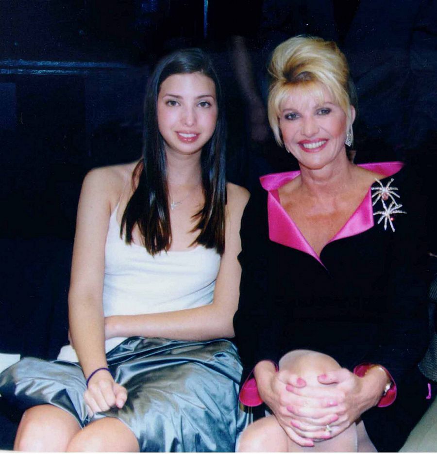 Ivanka Trump junto a su madre en los 90