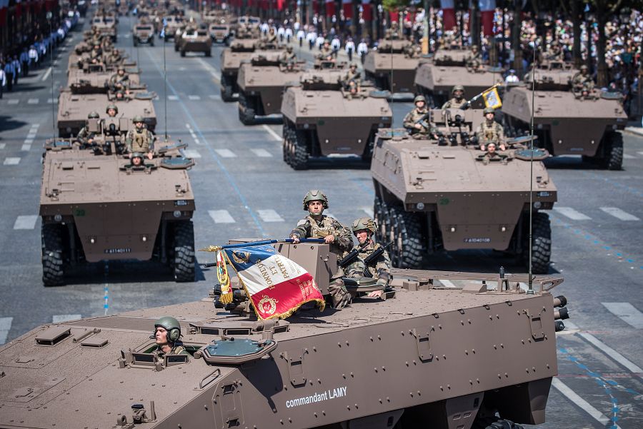Un destacamento de vehículos blindados desfila por la avenida de los Campos Elíseos, durante las celebraciones del Día de la Bastilla en París.