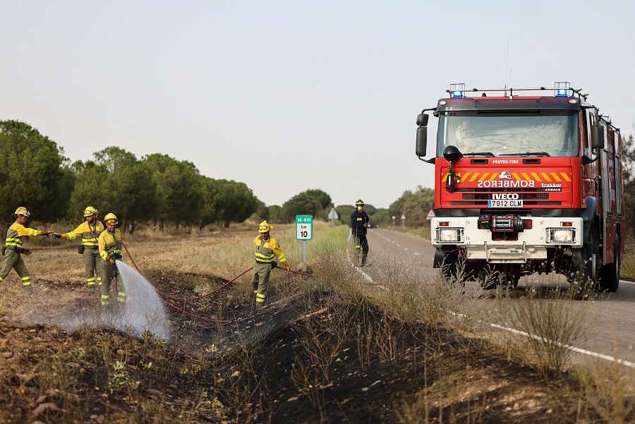 Servicios de extinción de incendios trabajan para sofocar las llamas en Castronuño (Valladolid)