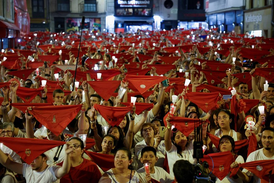 Los pamploneses despiden las fiestas de San Fermín entonando el 'Pobre de mí' tres años después de la última vez, en 2019.