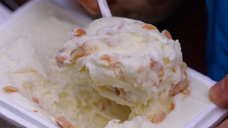 Helado de nata mezclado con las almendras picadas