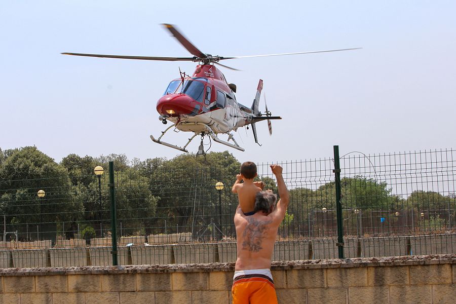 Un helicóptero trabaja en las labores de extinción del incendio forestal declarado este viernes de madrugada en Figueruela de Arriba (Zamora).