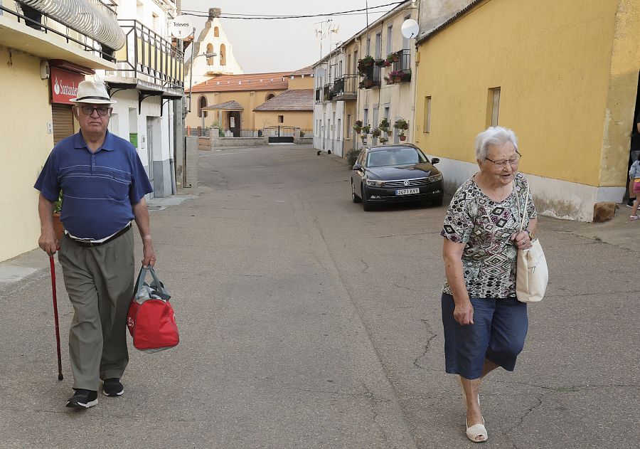 Vecinos desalojados en Morasverdes por el incendio de Monsagro