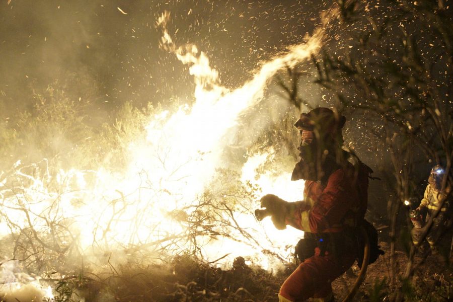 Los bomberos tratan de combatir el fuego en El Ladrillar (Cáceres) donde la UME está colaborando con el dispositivo Infoex.