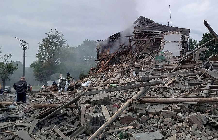 Los equipos de emergencia retiran los escombros de un edificio en Dnipro
