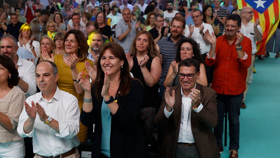 Josep Rull y Laura Borràs aplauden durante la segunda jornada del congreso de JxCat.