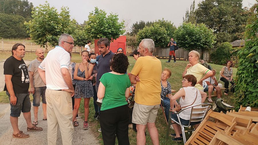 Desalojados de varias aldeas de Pobra do Brollon, en Lugo, debido a los incendios que afectan a esta provincia gallega