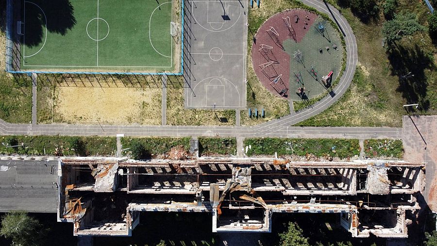 Imagen aérea de la escuela 134 de Járkov, destruida hace semanas en un bombardeo