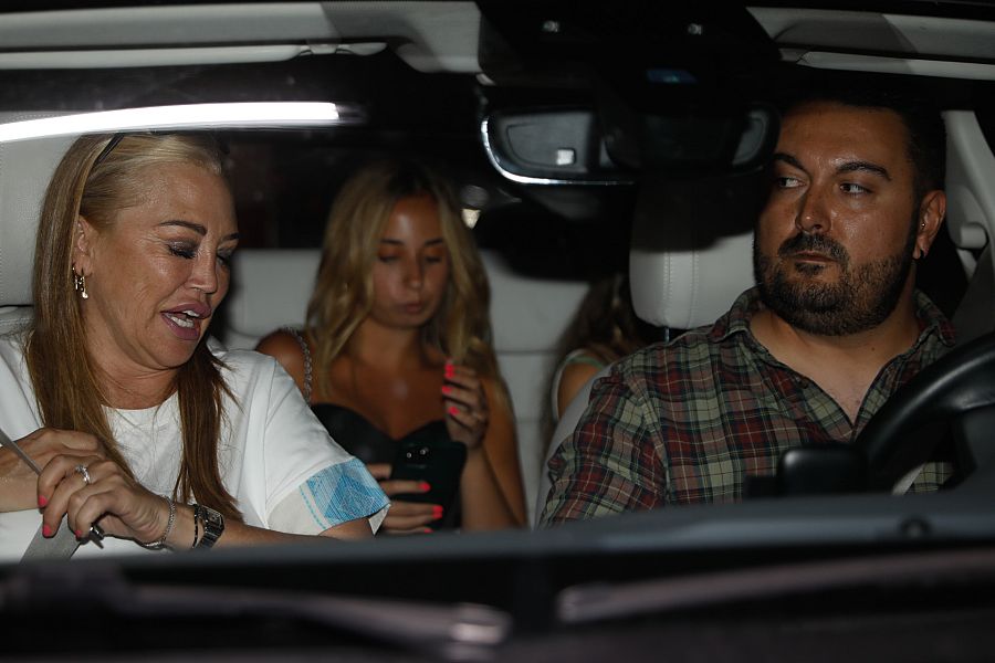 Belen Esteban acude al concierto de Rosalía con su marido y su hija