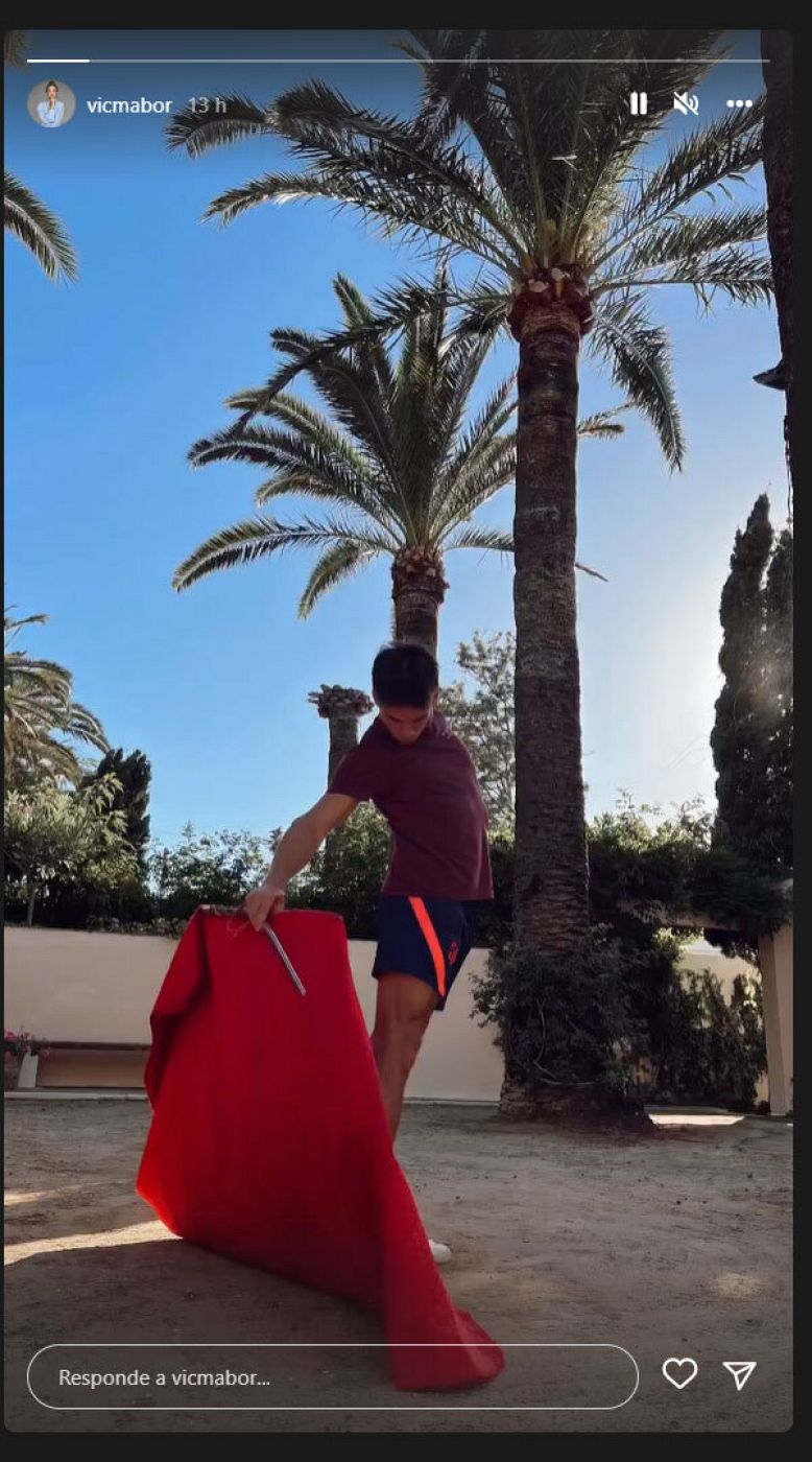 Imagen subida por Victora Federica Marichalar Borbón en la que se ve al torero Gonzalo Caballero practicando con la muleta