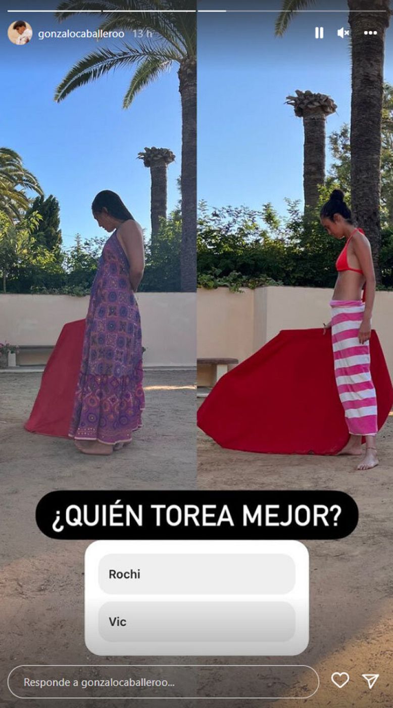 Imagen subida por Gonzalo Caballero en la que se ve a Victoria Federica y una amiga toreando con su muleta