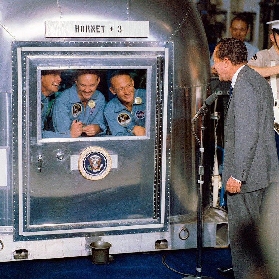 El presidente Nixon recibe a los astronautas del Apollo XI: caras sontientes ante un hombre que, como en todo acto político, tenía listo un discurso de condolencia por si la misión salía mal