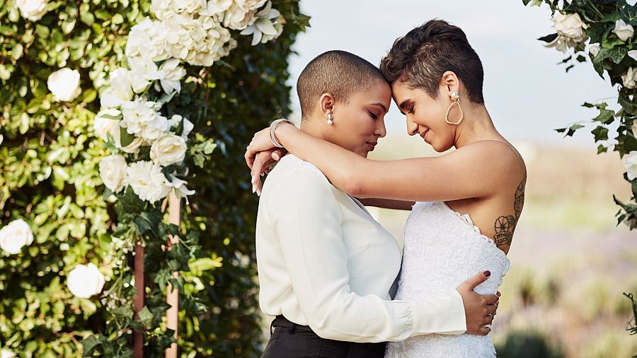 Dos mujeres se abrazan en su boda en una imagen de archivo