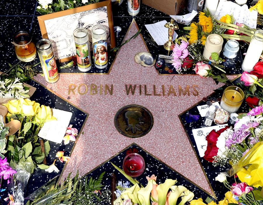 Flores en la estrella de Robin Williams en el Paseo de la Fama de Hollywood el día de su muerte