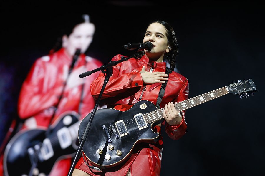 La cantante Rosalía toca la guitarra mientras canta 