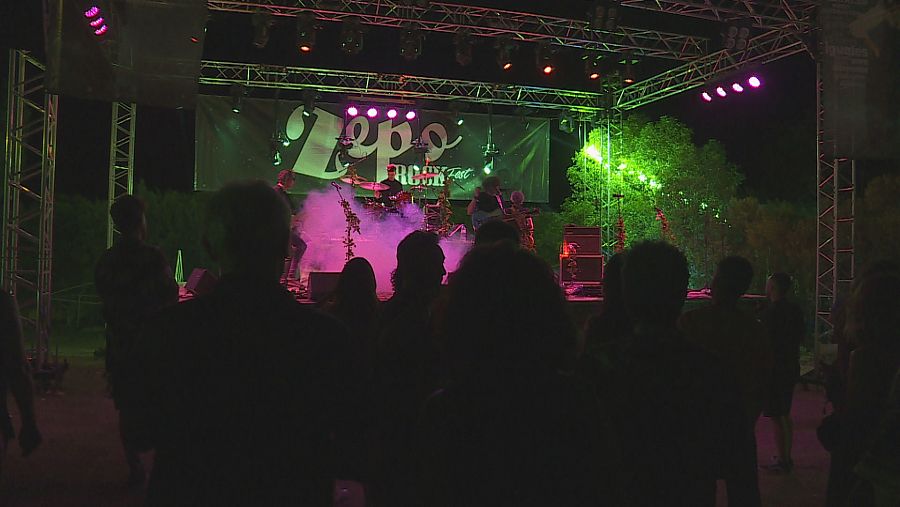 Actuación nocturna en el festival de música Zeporock