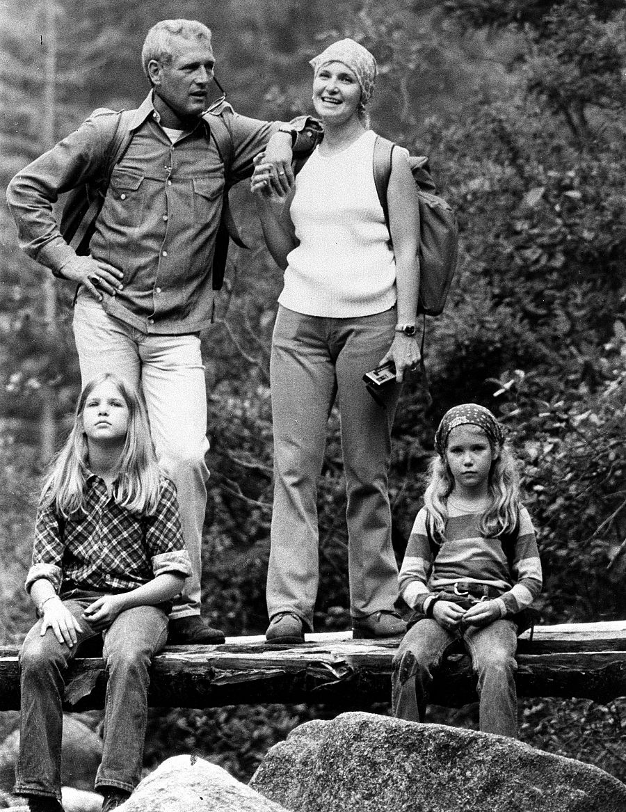 Paul Newman junto a su mujer Joanne Woodward y sus hijas Lissy y Clea en el programa de TV 'The Wild PLaces' (1974)
